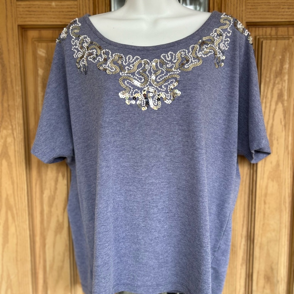 💚3/$25 Embellished Gray Top with sequins L